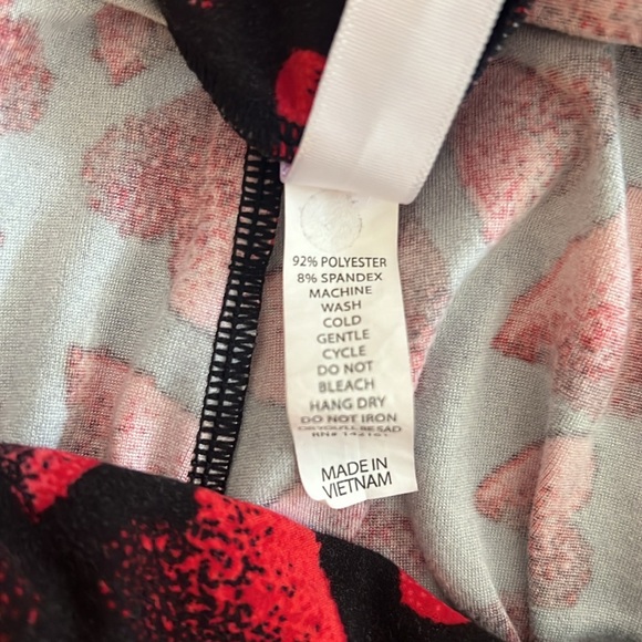 LuLaRoe Heart Print Leggings. One size - Picture 6 of 7